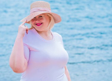 Oldukça modern bir kadın yaşam tarzı, kadın güzelliği. Açık havada poz veren kadın XXL modeli