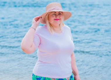 Oldukça modern bir kadın yaşam tarzı, kadın güzelliği. Açık havada poz veren kadın XXL modeli