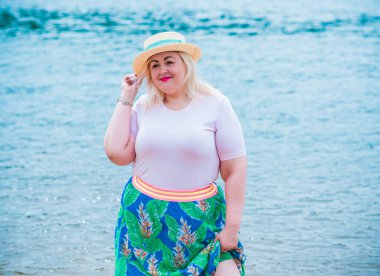 Oldukça modern bir kadın yaşam tarzı, kadın güzelliği. Açık havada poz veren kadın XXL modeli