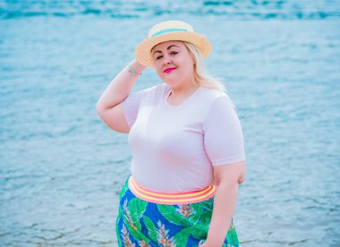 Oldukça modern bir kadın yaşam tarzı, kadın güzelliği. Açık havada poz veren kadın XXL modeli