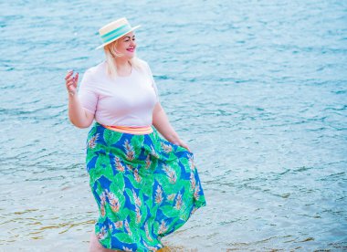 Oldukça modern bir kadın yaşam tarzı, kadın güzelliği. Açık havada poz veren kadın XXL modeli