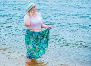 Oldukça modern bir kadın yaşam tarzı, kadın güzelliği. Açık havada poz veren kadın XXL modeli