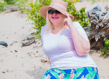 Oldukça modern bir kadın yaşam tarzı, kadın güzelliği. Açık havada poz veren kadın XXL modeli