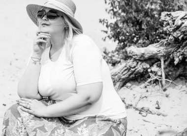 Oldukça modern bir kadın yaşam tarzı, kadın güzelliği. Açık havada poz veren kadın XXL modeli