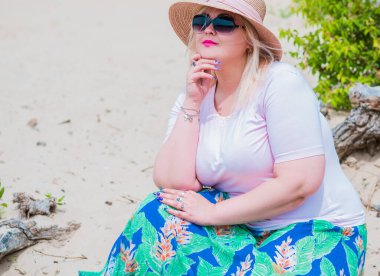 Oldukça modern bir kadın yaşam tarzı, kadın güzelliği. Açık havada poz veren kadın XXL modeli