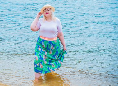 Oldukça modern bir kadın yaşam tarzı, kadın güzelliği. Açık havada poz veren kadın XXL modeli