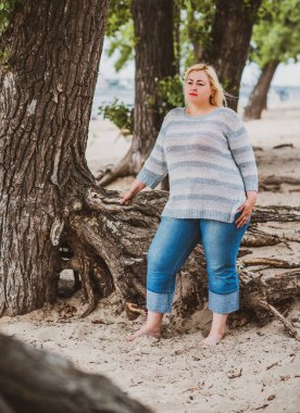 Oldukça modern bir kadın yaşam tarzı, kadın güzelliği. Açık havada poz veren kadın XXL modeli