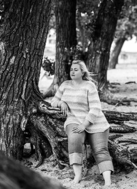 Oldukça modern bir kadın yaşam tarzı, kadın güzelliği. Açık havada poz veren kadın XXL modeli