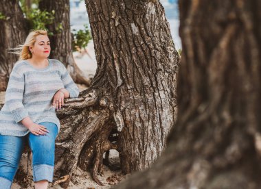 Oldukça modern bir kadın yaşam tarzı, kadın güzelliği. Açık havada poz veren kadın XXL modeli