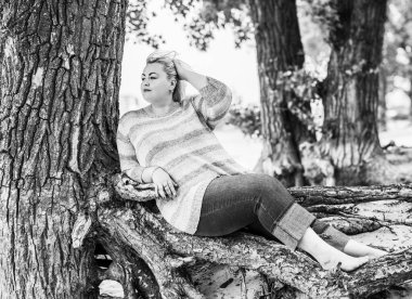 Oldukça modern bir kadın yaşam tarzı, kadın güzelliği. Açık havada poz veren kadın XXL modeli