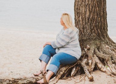 Oldukça modern bir kadın yaşam tarzı, kadın güzelliği. Açık havada poz veren kadın XXL modeli