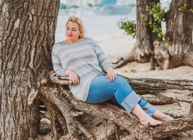 Oldukça modern bir kadın yaşam tarzı, kadın güzelliği. Açık havada poz veren kadın XXL modeli