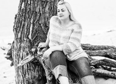 Oldukça modern bir kadın yaşam tarzı, kadın güzelliği. Açık havada poz veren kadın XXL modeli