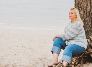 Oldukça modern bir kadın yaşam tarzı, kadın güzelliği. Açık havada poz veren kadın XXL modeli