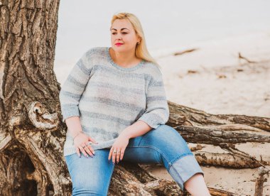 Oldukça modern bir kadın yaşam tarzı, kadın güzelliği. Açık havada poz veren kadın XXL modeli