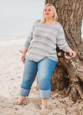 Oldukça modern bir kadın yaşam tarzı, kadın güzelliği. Açık havada poz veren kadın XXL modeli