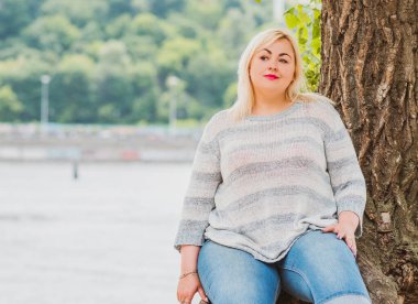 Oldukça modern bir kadın yaşam tarzı, kadın güzelliği. Açık havada poz veren kadın XXL modeli