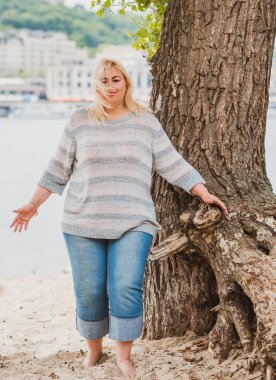 Oldukça modern bir kadın yaşam tarzı, kadın güzelliği. Açık havada poz veren kadın XXL modeli