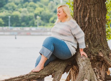 Oldukça modern bir kadın yaşam tarzı, kadın güzelliği. Açık havada poz veren kadın XXL modeli