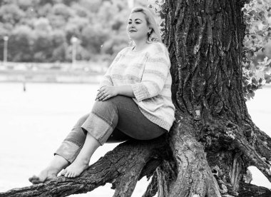 Oldukça modern bir kadın yaşam tarzı, kadın güzelliği. Açık havada poz veren kadın XXL modeli