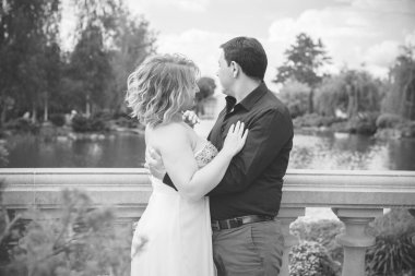 Mutlu orta yaşlı çift dışarıda eğleniyor ve gülümsüyor. Romantik mutlu çift öpüşüyor ve sarılıyor. Duygusal mutlu çift birbirine bağlanıyor.