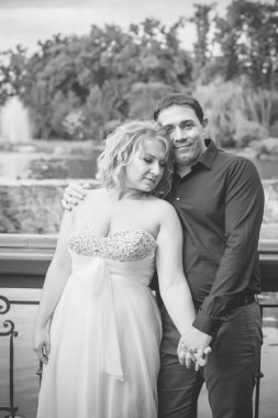 Mutlu orta yaşlı çift dışarıda eğleniyor ve gülümsüyor. Romantik mutlu çift öpüşüyor ve sarılıyor. Duygusal mutlu çift birbirine bağlanıyor.