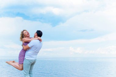 Mutlu orta yaşlı çift dışarıda eğleniyor ve gülümsüyor. Romantik mutlu çift öpüşüyor ve sarılıyor. Duygusal mutlu çift birbirine bağlanıyor.