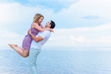 Mutlu orta yaşlı çift dışarıda eğleniyor ve gülümsüyor. Romantik mutlu çift öpüşüyor ve sarılıyor. Duygusal mutlu çift birbirine bağlanıyor.