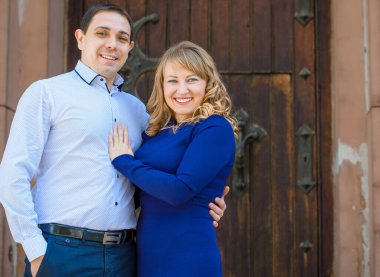 Mutlu orta yaşlı çift dışarıda eğleniyor ve gülümsüyor. Romantik mutlu çift öpüşüyor ve sarılıyor. Duygusal mutlu çift birbirine bağlanıyor.