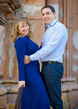 Mutlu orta yaşlı çift dışarıda eğleniyor ve gülümsüyor. Romantik mutlu çift öpüşüyor ve sarılıyor. Duygusal mutlu çift birbirine bağlanıyor.