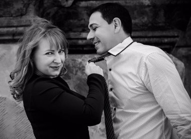 Mutlu orta yaşlı çift dışarıda eğleniyor ve gülümsüyor. Romantik mutlu çift öpüşüyor ve sarılıyor. Duygusal mutlu çift birbirine bağlanıyor.