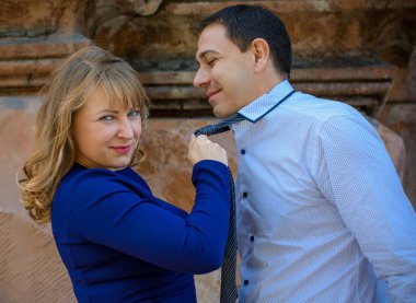 Mutlu orta yaşlı çift dışarıda eğleniyor ve gülümsüyor. Romantik mutlu çift öpüşüyor ve sarılıyor. Duygusal mutlu çift birbirine bağlanıyor.