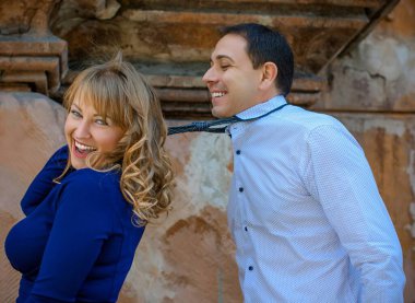 Mutlu orta yaşlı çift dışarıda eğleniyor ve gülümsüyor. Romantik mutlu çift öpüşüyor ve sarılıyor. Duygusal mutlu çift birbirine bağlanıyor.