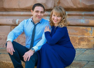 Mutlu orta yaşlı çift dışarıda eğleniyor ve gülümsüyor. Romantik mutlu çift öpüşüyor ve sarılıyor. Duygusal mutlu çift birbirine bağlanıyor.