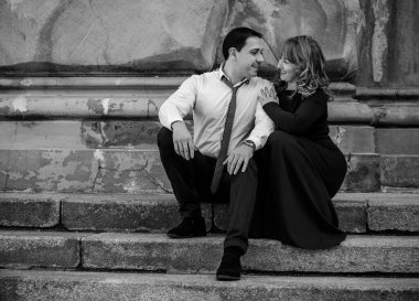 Mutlu orta yaşlı çift dışarıda eğleniyor ve gülümsüyor. Romantik mutlu çift öpüşüyor ve sarılıyor. Duygusal mutlu çift birbirine bağlanıyor.