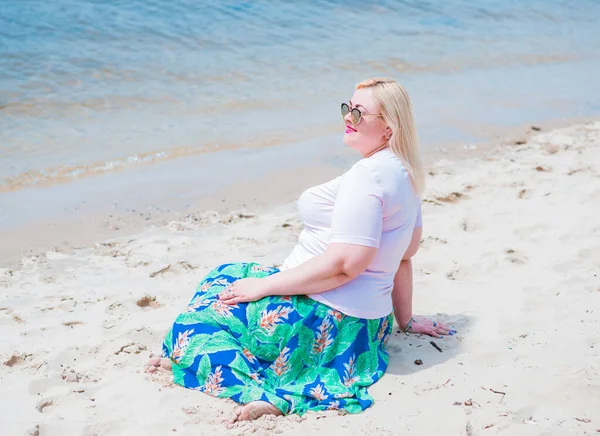 Oldukça modern bir kadın yaşam tarzı, kadın güzelliği. Açık havada poz veren kadın XXL modeli