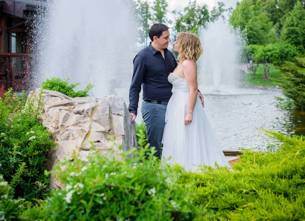 Feliz Pareja Mediana Edad Enamorada Divirtiéndose Aire Libre Sonriendo Romántica — Foto de Stock