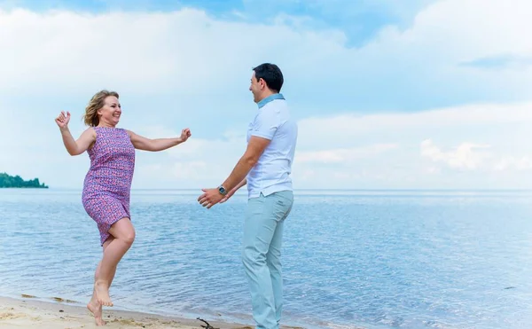 Glad Medelålders Par Kär Att Kul Utomhus Och Leende Romantiskt — Stockfoto