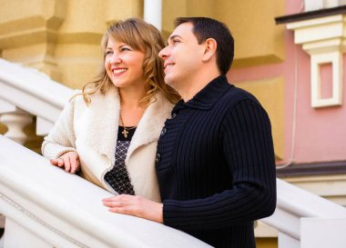 Mutlu orta yaşlı çift dışarıda eğleniyor ve gülümsüyor. Romantik mutlu çift öpüşüyor ve sarılıyor. Duygusal mutlu çift birbirine bağlanıyor.