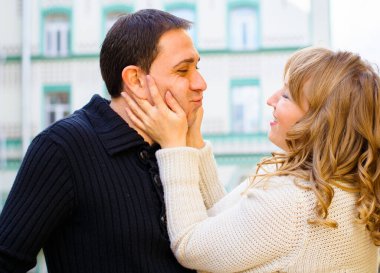 Mutlu orta yaşlı çift dışarıda eğleniyor ve gülümsüyor. Romantik mutlu çift öpüşüyor ve sarılıyor. Duygusal mutlu çift birbirine bağlanıyor.