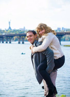 Mutlu orta yaşlı çift dışarıda eğleniyor ve gülümsüyor. Romantik mutlu çift öpüşüyor ve sarılıyor. Duygusal mutlu çift birbirine bağlanıyor.