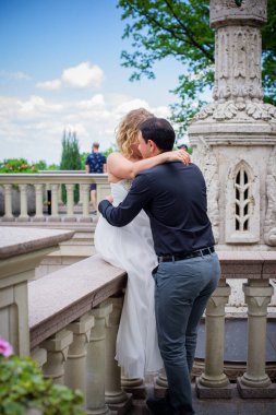 Mutlu orta yaşlı çift dışarıda eğleniyor ve gülümsüyor. Romantik mutlu çift öpüşüyor ve sarılıyor. Duygusal mutlu çift birbirine bağlanıyor.
