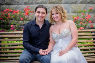 Mutlu orta yaşlı çift dışarıda eğleniyor ve gülümsüyor. Romantik mutlu çift öpüşüyor ve sarılıyor. Duygusal mutlu çift birbirine bağlanıyor.