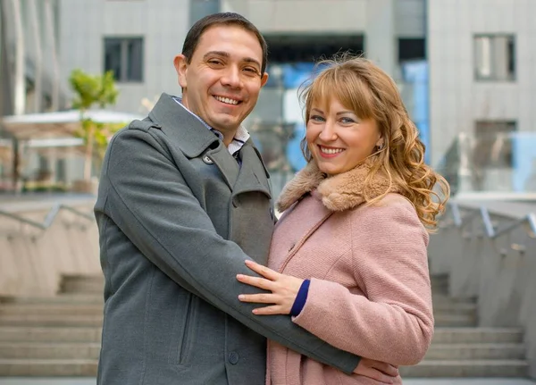 Felice Mezza Età Coppia Innamorata Divertirsi All Aperto Sorridente Romantico — Foto Stock