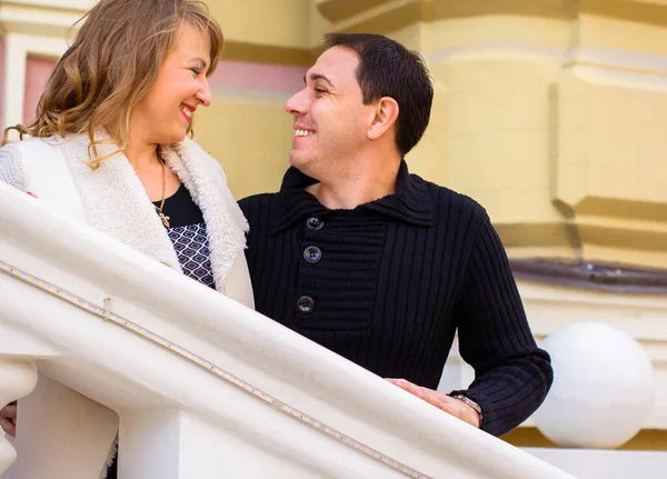 Felice Mezza Età Coppia Innamorata Divertirsi All Aperto Sorridente Romantico — Foto Stock