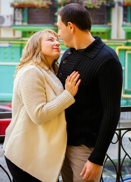 Felice Mezza Età Coppia Innamorata Divertirsi All Aperto Sorridente Romantico — Foto Stock