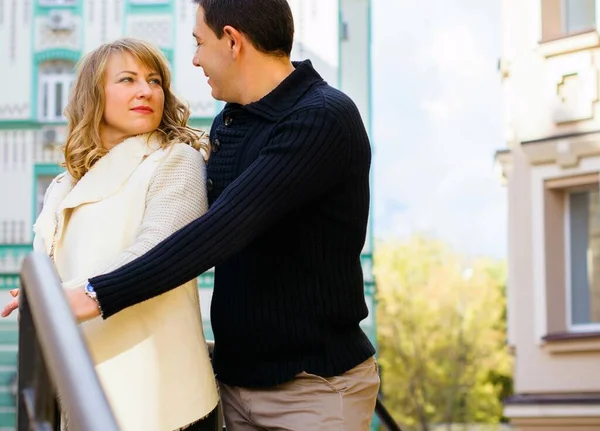 Felice Mezza Età Coppia Innamorata Divertirsi All Aperto Sorridente Romantico — Foto Stock