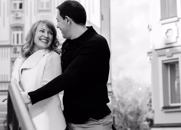 Felice Mezza Età Coppia Innamorata Divertirsi All Aperto Sorridente Romantico — Foto Stock