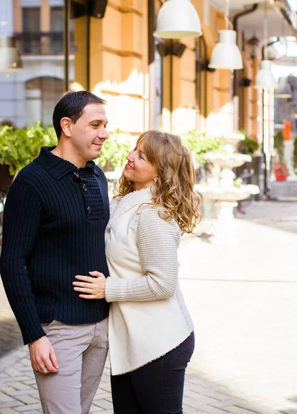 Felice Mezza Età Coppia Innamorata Divertirsi All Aperto Sorridente Romantico — Foto Stock