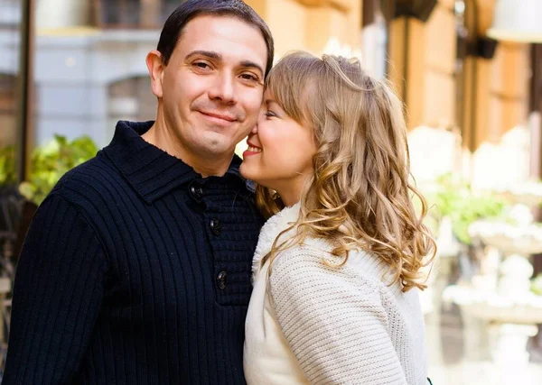 Felice Mezza Età Coppia Innamorata Divertirsi All Aperto Sorridente Romantico — Foto Stock